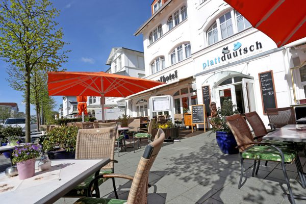 Restaurant im Ostseebad Binz auf Rügen – Terrasse vor dem plattdüütsch und Centralhotel direkt im berühmtesten Seebad Vorpommerns