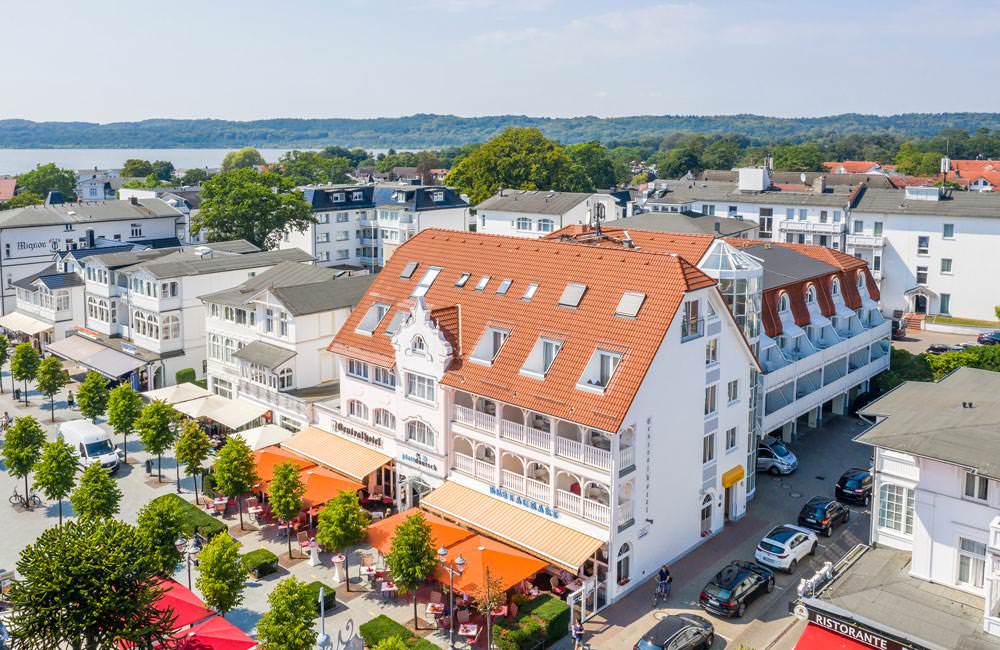 Luftaufnahme vom Centralhotel Binz mit Restaurant auf der Insel Rügen