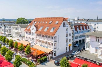 Parkplatz und Terrasse vom Centralhotel Binz auf Rügen
