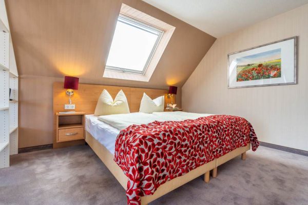 Doppelbett im Schlafzimmer der Suite vom Centralhotel Binz auf der Insel Rügen