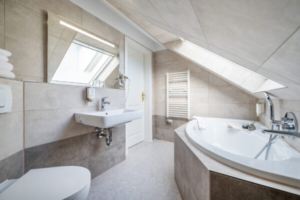 Badezimmer mit Badewanne- Urlaub auf der Insel Rügen buchen
