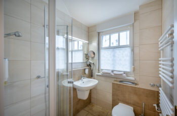 Badezimmer mit Dusche- Appartementhaus "Mona Lisa" an der Ostsee