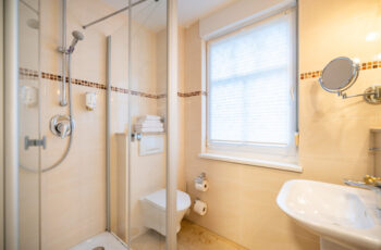 Badezimmer mit Dusche- Appartementhaus "Mona Lisa" an der Ostsee