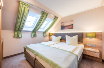 Schlafzimmer mit Doppelbett- Schönes Wohnen auf Rügen